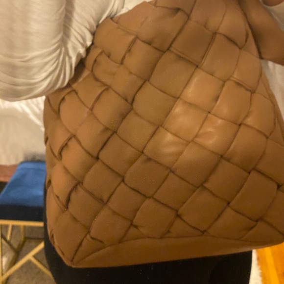 Incredibly soft tan basket weave shoulder bag - Picture 2 of 5